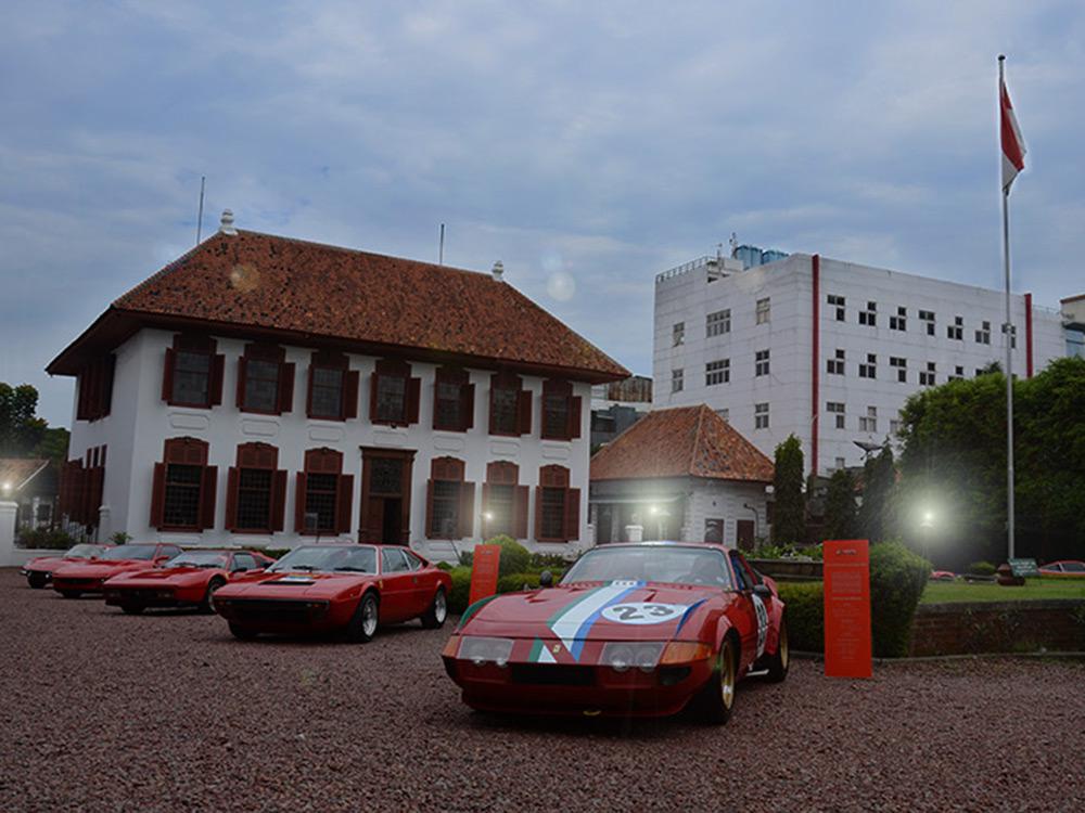Ferrari \u0027Merahkan\u0027 Gedung Arsip Nasional , Berita Otomotif